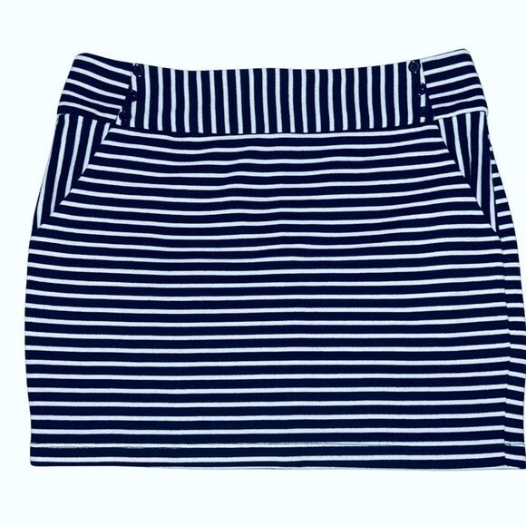 Forever 21 Dresses & Skirts - XXI Forever 21 S/P Black & White Geometric Print Stretchy mini skirt w/ pockets